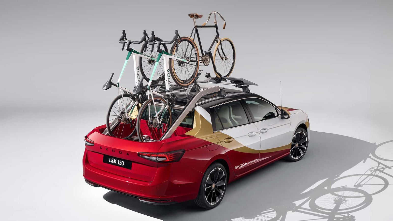 Το Skoda Superb έγινε Pick-up με περίεργη πίσω πόρτα!